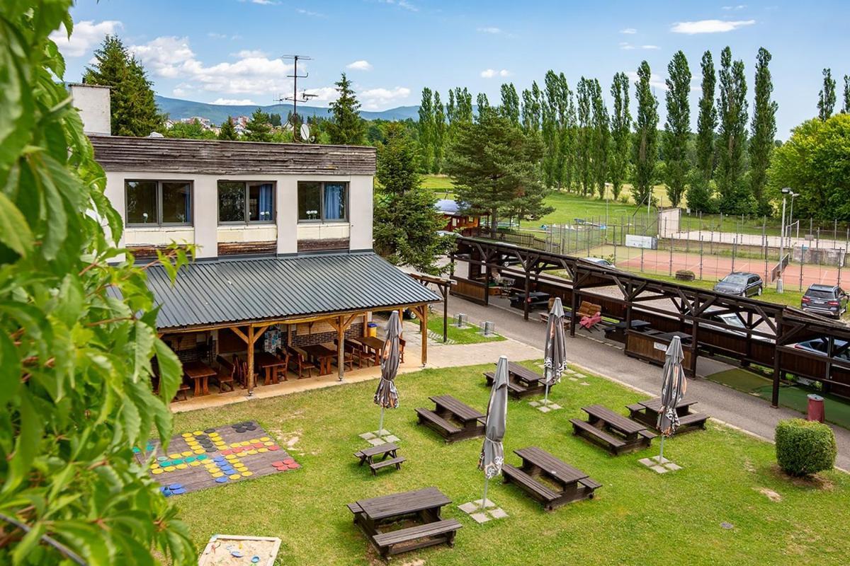 Holiday Park Vrchlabi - Lisci Farma Bagian luar foto