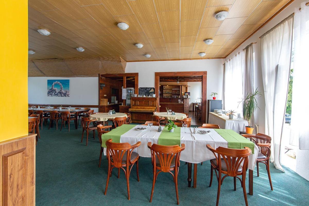 Holiday Park Vrchlabi - Lisci Farma Bagian luar foto