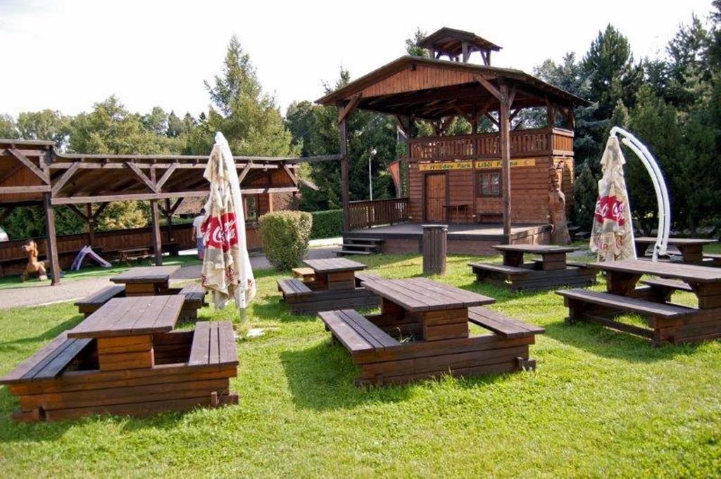 Holiday Park Vrchlabi - Lisci Farma Bagian luar foto